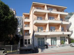 un edificio con balcones en un lateral en Apartments Villa Katarina, en Makarska