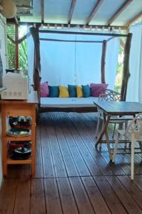 sala de estar con sofá y mesa en Bungalow atypique Ti Bambou à 500m de la plage en Sainte-Anne
