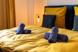 two blue socks are laying on a bed at *NEU* 2 Personen, WLAN, Balkon in Pirna