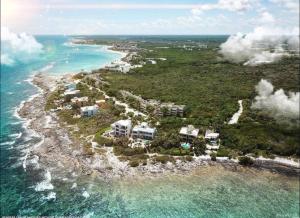 una vista aérea de una isla en el océano en Santamar Penthouse G 306 en Akumal