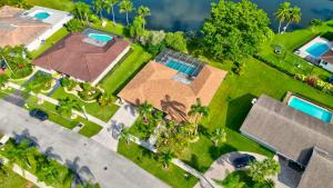 una vista aérea de una casa con piscina en WatersEdge -handicap friendly, screened private pool, en Weston
