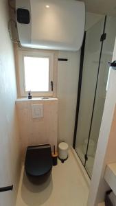 een kleine badkamer met een toilet en een raam bij BUQEZ VILLAS - VILLA 48 in Drage