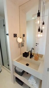 een badkamer met een wastafel en een spiegel bij BUQEZ VILLAS - VILLA 48 in Drage