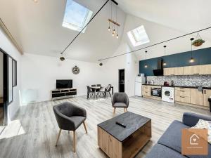 a living room with a couch and a table at Le Loft Climatisé - 6 personnes - Entrée autonome in Châtellerault