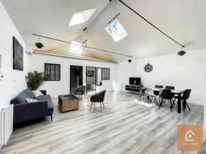 a living room with a couch and a table at Le Loft Climatisé - 6 personnes - Entrée autonome in Châtellerault