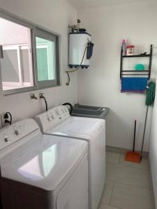 lavadero con lavadora y ventana en Hermoso departamento con una excelente ubicación, en Guadalajara