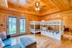 En eller flere senge i et værelse på Lakefront Cabin & Cozy Lakeview Cottage