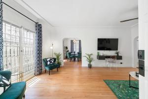 een woonkamer met een bank en een tafel bij Beverly Hills Stylish & Central 1 BR Apt + Parking in Los Angeles