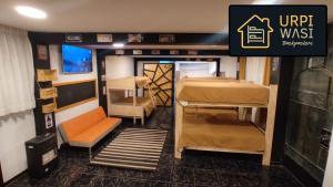 Una pequeña habitación con dos literas. en Urpi Wasi Backpackers, en Puno