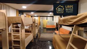 普諾的住宿－Urpi Wasi Backpackers，宿舍间内的一组双层床