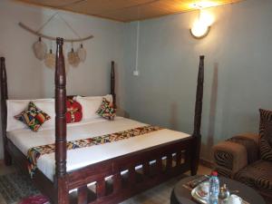 um quarto com uma cama com uma estrutura em madeira em The Nido Hotel em Meru