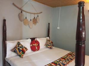 Un dormitorio con una cama con almohadas. en The Nido Hotel, en Meru
