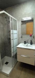 a bathroom with a sink and a shower at Luminoso apartamento en centro del pueblo con Wifi y A' A' in Sagunto