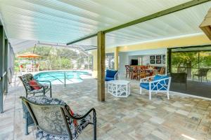 Kolam renang di atau di dekat Lakefront, Pool, outdoor kitchen, lush garden