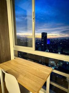 a table and chairs in front of a window at living ventto calle 18 in Bogotá