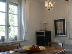 Ferienhaus Köchlin في لينداو: غرفة طعام مع طاولة مع صحن من الفواكه عليها