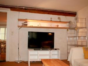 een woonkamer met een flatscreen-tv aan de muur bij Ferienwohnung Altes Haus 4 in Lindau