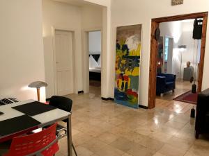 ein Wohnzimmer mit einem Tisch und einem Esszimmer in der Unterkunft Ferienwohnung Insel-Residenz 1 in Lindau