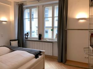 Schlafzimmer mit einem Bett und einem Fenster in der Unterkunft Ferienwohnung Insel-Residenz 1 in Lindau
