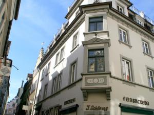 ein weißes Gebäude mit einer Uhr auf der Seite in der Unterkunft Ferienwohnung Insel-Residenz 1 in Lindau