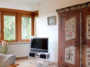 ein Wohnzimmer mit einem TV auf einem Stand in der Unterkunft Ferienwohnung Panorama pur in Lindau