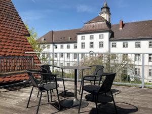 stół i krzesła na patio z budynkiem w obiekcie Ferienwohnung Seesicht w mieście Lindau