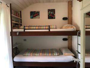 Zimmer mit 3 Etagenbetten in einem Haus in der Unterkunft Haus am See in Wasserburg