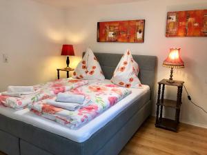 una camera da letto con un letto con cuscini sopra di Ferienwohnung Luna a Lindau