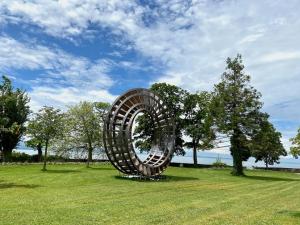 una scultura a spirale metallica in un campo alberato di Ferienwohnung Luna a Lindau