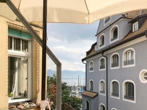 een balkon met uitzicht op de oceaan bij Ferienwohnung am Segelhafen in Lindau