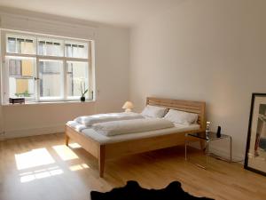 a bedroom with a bed and a window at Ferienwohnung am Segelhafen - Altstadtperle direkt am Segelhafen in Lindau