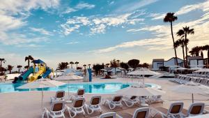 Der Swimmingpool an oder in der Nähe von Caleta Dorada