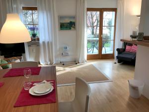 ein Wohnzimmer mit einem Esstisch mit einem roten Napkinurrency sidx sidx in der Unterkunft Ferienwohnung Vera in Lindau-Bodolz