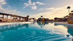 Der Swimmingpool an oder in der Nähe von Caleta Dorada