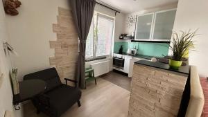 Kuchyň nebo kuchyňský kout v ubytování Bastien Studio near Airport + 37 fotografií