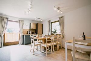 uma cozinha e sala de jantar com mesa e cadeiras em Nedererhof - Zimmer Alpenrose mit Gemeinschaftsküche em Schmirn