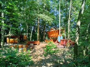 ドルニー・モラヴァにあるTreehous Sněžník s wellnessの森の中の木の家