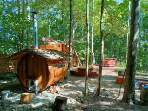 uma cabana de madeira no meio de uma floresta em Treehous Sněžník s wellness em Dolní Morava