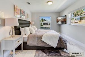 1 dormitorio con cama y ventana en Canal - Water view, private pool, near beach, en Fort Lauderdale