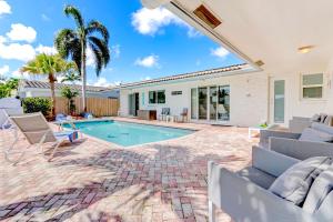 une maison avec une piscine et une terrasse dans l'établissement Canal - Water view, private pool, near beach, à Fort Lauderdale