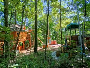 domek w lesie z domkiem na drzewie w obiekcie Treehous Sněžník s wellness w mieście Dolní Morava