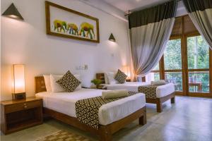 Ένα ή περισσότερα κρεβάτια σε δωμάτιο στο Hotel Athgira