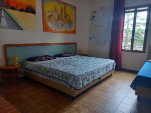 Łóżko lub łóżka w pokoju w obiekcie FLY HOUSE BOLOGNA...un appartamento al volo