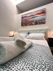 una camera con letto king-size e un dipinto sul muro di Chiaia Exclusive Apartment a Napoli