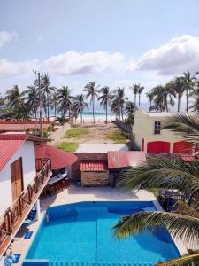 un resort con piscina vicino a una spiaggia di Posada Las Palmas a Coyuca