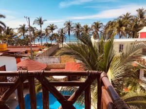 balcón con vistas al océano y a las palmeras en Posada Las Palmas, en Coyuca