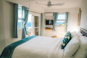 una camera con letto e vista sull'oceano di Amazing mountain top home with stunning views! a Marigot Bay