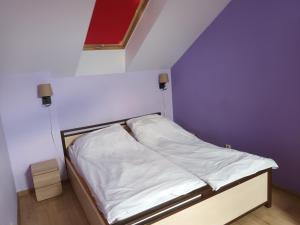 ヴィエリチカにあるU Adamaの紫の壁の小さなベッド1台