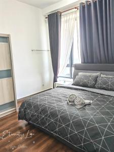 Un dormitorio con una cama con dos anillos. en Troika Residence Kota Bharu @ Eternity Live-1B4pax, en Kota Bharu