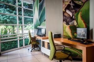 una oficina con 2 sillas y un escritorio con ordenador en Garden Court Sandton City, en Johannesburgo
